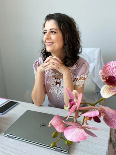 Dra. Gabriela Carvalho em seu consultório